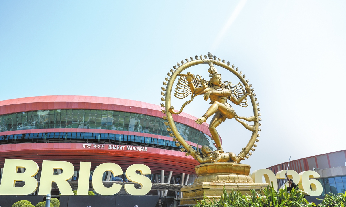 A worker is decorating the sign for the 18th BRICS Summit showcased at Bharat Mandapam, New Delhi, India on September 10, 2026. Photo: Xian Yifan/GT