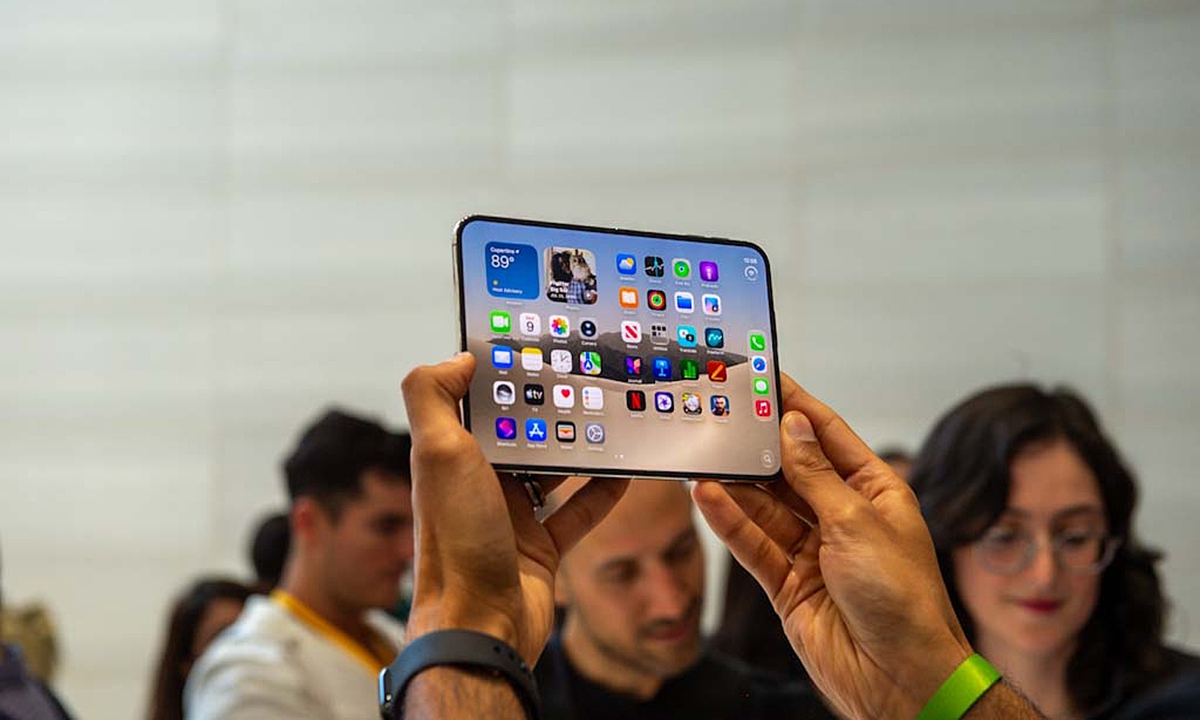 The iPhone Duo, Apple's first flip phone, is on display at one of the company's product launch events on September 9, 2026 Photo: VCG