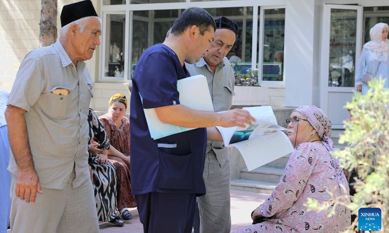 A medical worker communicates with a local patient and the patient's family members at the Samarkand Branch of the Republican Specialized Scientific and Practical Medical Center of Eye Microsurgery in Samarkand, Uzbekistan, Sept. 10, 2026. (Xinhua/Zafar Khalilov)