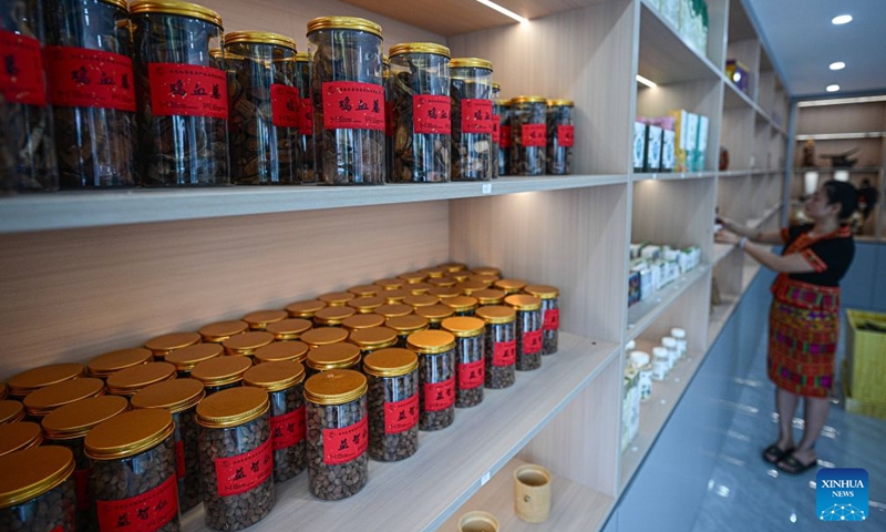 This photo taken on Sept. 11, 2026 shows the specialty agricultural products on display at the Maogan Agriculture, Culture and Tourism Comprehensive Service Center in Maogan Township of Baoting Li and Miao Autonomous County, south China's Hainan Province. The scenic ring road surrounding the Hainan Tropical Rainforest National Park passes through nine cities and counties in Hainan, including Lingshui, Baoting, Ledong and Changjiang, with a total length of 466 kilometers. The ring road was officially opened to traffic in December 2024.
This road connects the beautiful scenery of the mountainous areas in the central and southern parts of Hainan Island and builds a green corridor that balances ecological protection and cultural tourism development.
At present, many tourists come to cycle and drive on the road, boosting tourism-related consumption including accommodation, catering, specialty agricultural products, and outdoor culture and tourism along the road. Photo: Xinhua