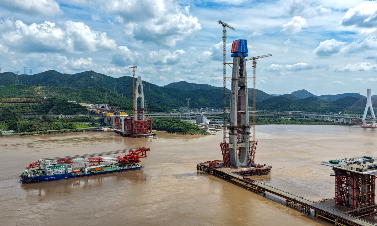 The main tower on the Ningbo side of the Fuchimen road-rail dual-purpose bridge, the last bridge main tower on the Ningbo-Zhoushan railway is capped on September 13, 2026. Photo: VCG