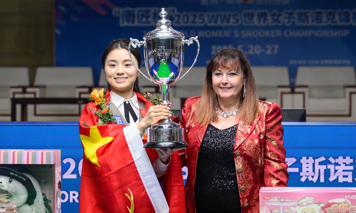 Chinese player Bai Yulu Photos on this page: VCG Bai Yulu (left) holds the trophy of 2025 World Women's Snooker Championship in Dongguan, Guangdong, on May 27, 2025.