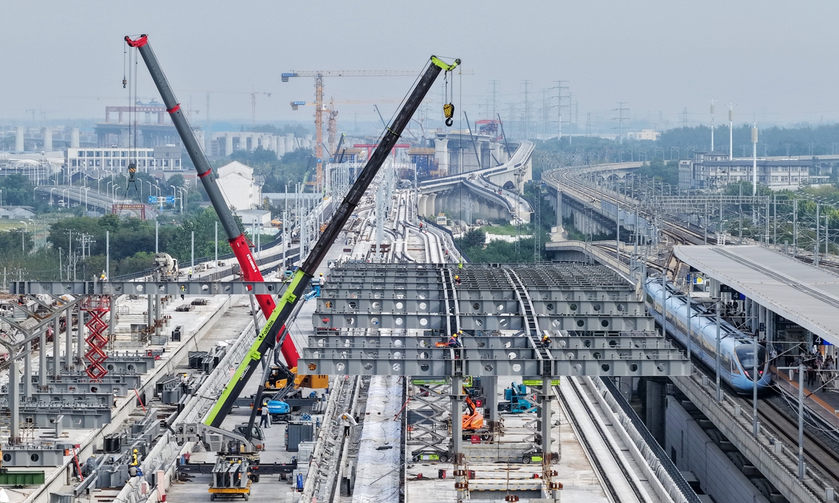 The Yangzhou section of the Shanghai-Chongqing-Chengdu High-Speed Railway, built by China Railway Major Bridge Engineering Group Co, entered the platform canopy construction phase in Yangzhou, East China's Jiangsu Province on September 14, 2026, with workers seizing the opportunity to steadily advance the construction of this key railway project. Photo: IC