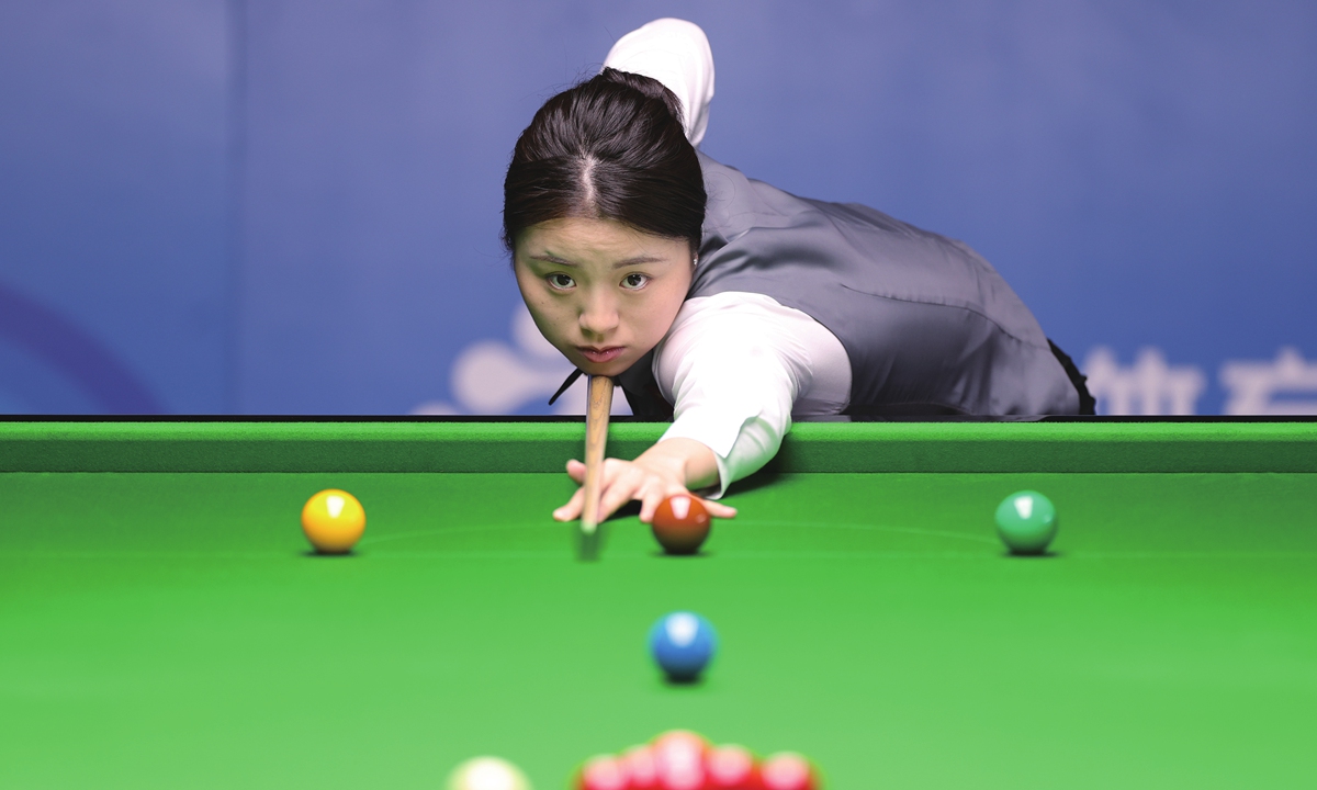 Chinese player Bai Yulu Photos on this page: VCG Bai Yulu (left) holds the trophy of 2025 World Women's Snooker Championship in Dongguan, Guangdong, on May 27, 2025.