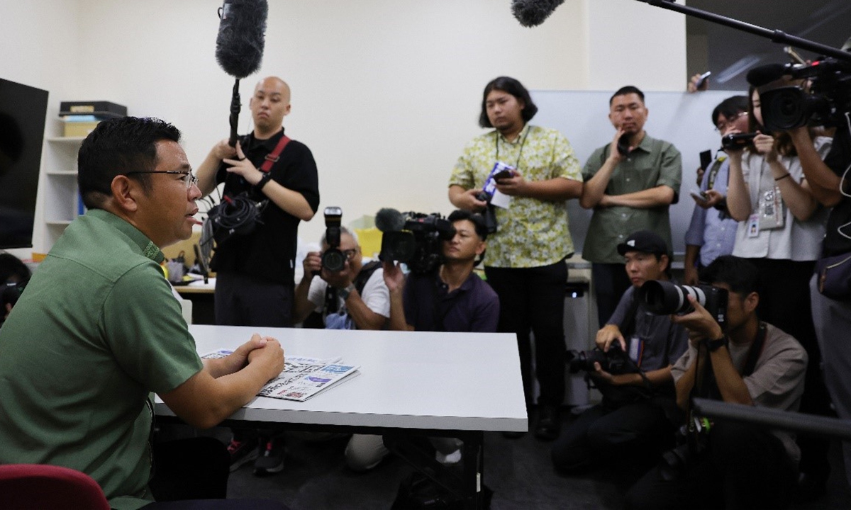 Genta Koja (left) answers questions from the press in Naha City, Okinawa Prefecture on September 14, 2026, following his victory in the Okinawa gubernatorial election held the previous day.  Photo: VCG