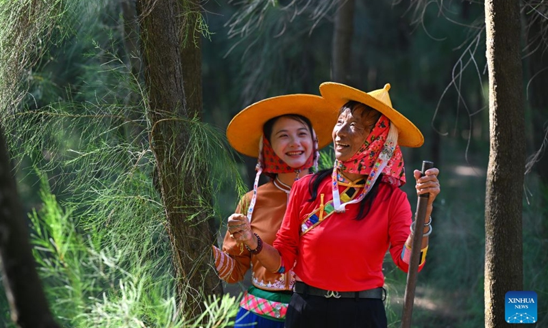 Chen Liying (R) shares patrol experience with a newly recruited female forest ranger at the Xiaozuo Forest Farm in Hui'an County, southeast China's Fujian Province, Sept. 9, 2026. (Xinhua/Jiang Kehong)