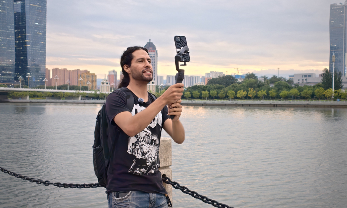 Mauro Arturo Salazar Zavala (Maodou) livestreams by the Fenhe River in Taiyuan, north China's Shanxi province. Photo: Ma Mengdi