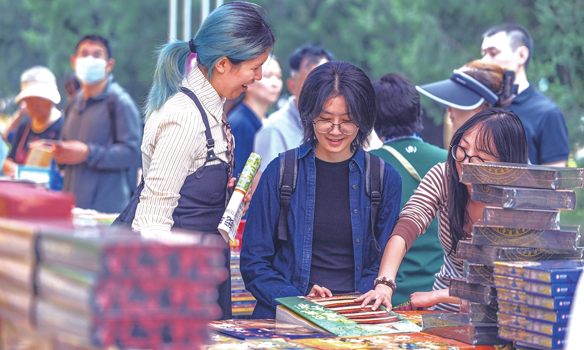  Visitors shop for books at the fair. Photo: Li Hao/GT