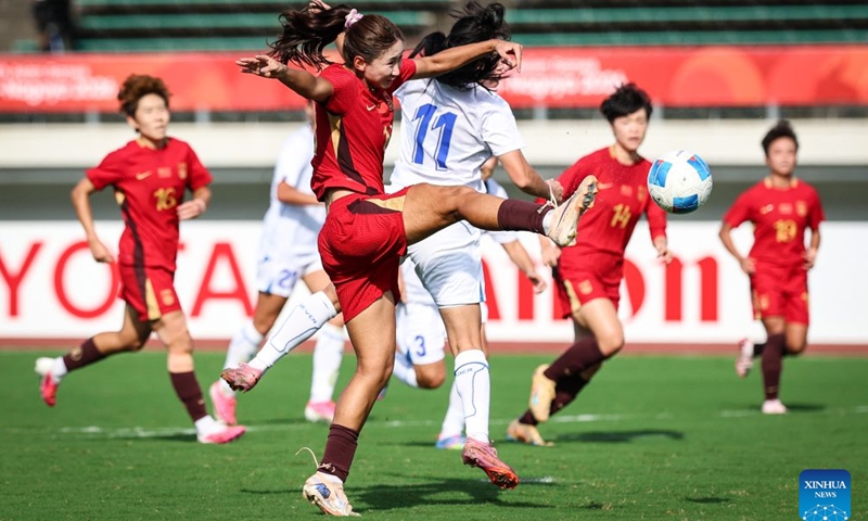 Wang Yanwen (Front) of China vies for the ball during the group G match of Women's Football between China and Uzbekistan at the 20th Asian Games Aichi-Nagoya 2026 in Gifu, Japan, Sept. 17, 2026. (Xinhua/Jia Haocheng)