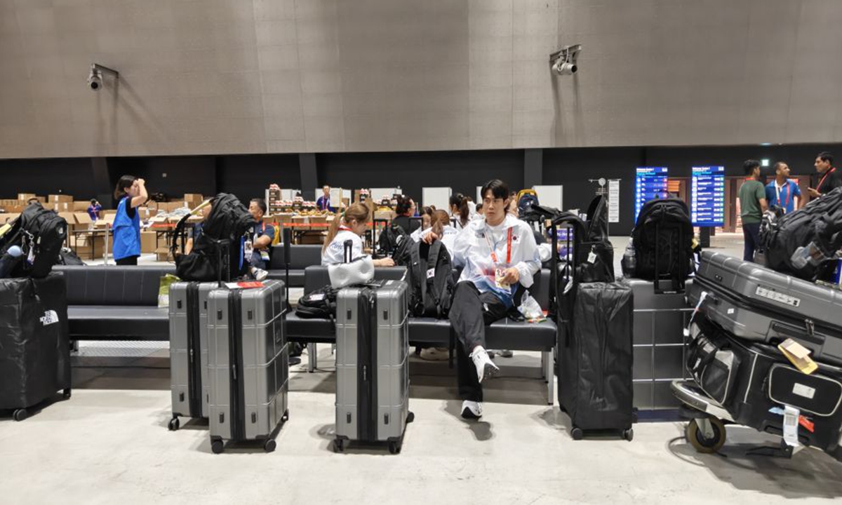 Members of the South Korean delegation are waiting at the Nagoya airport transportation center. Photo: Xinhua News Agency