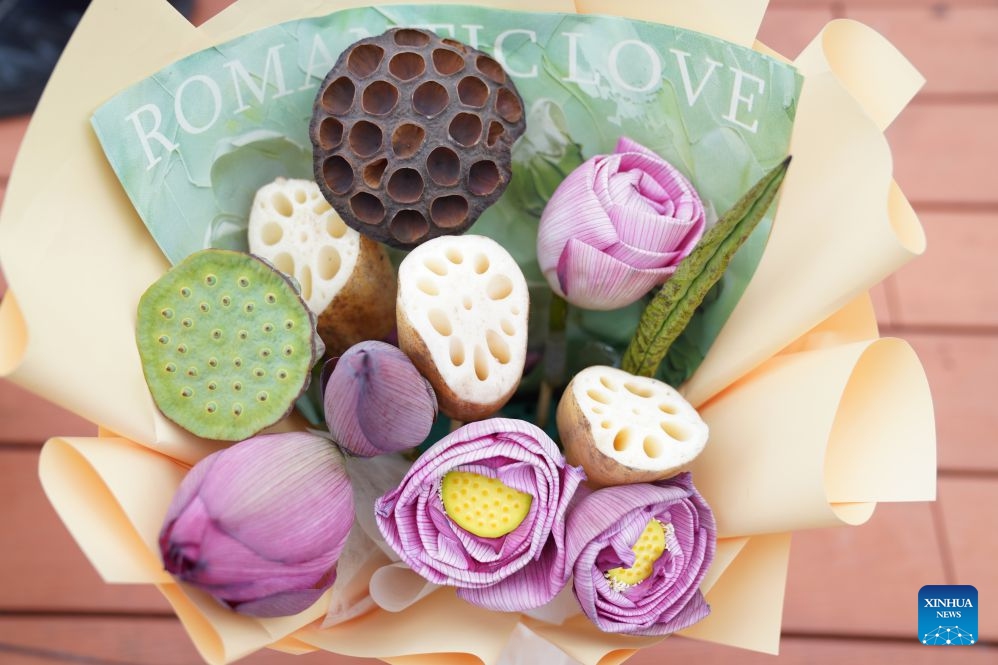 This photo taken on Sept. 16, 2026 shows a bouquet made with lotus pods, lotus roots and lotus flowers at a lotus root innovation base in Honghu City, central China's Hubei Province. Honghu lotus root is a signature product of Hubei Province. In 2025, the lotus root cultivation area in Honghu City reached 225,000 mu (15,000 hectares), with a total output of 320,000 tonnes.