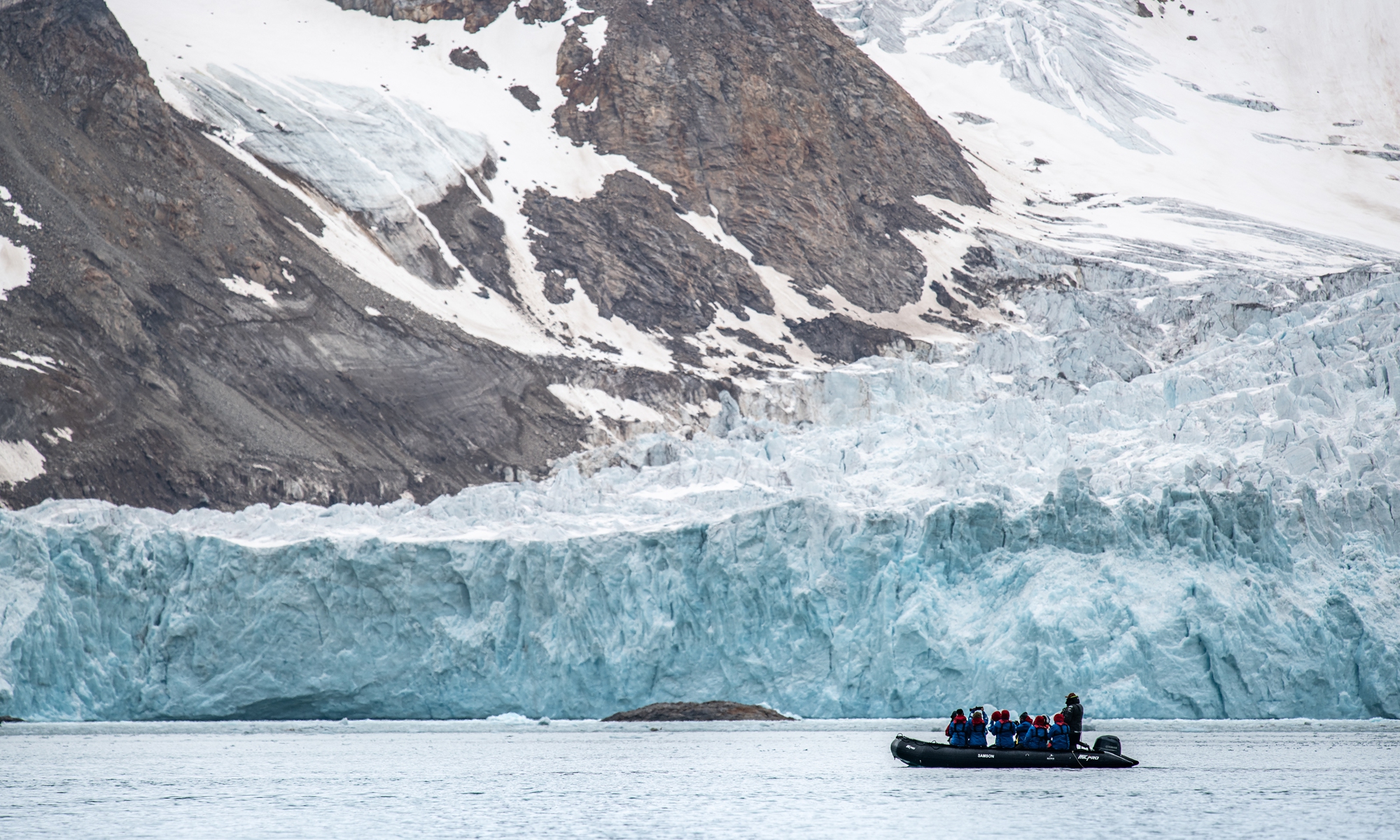Tourists cruise through Fuglefjorden in inflatable boats to get a close-up view of a glacier in northwestern Svalbard, Norway, on July 11, 2026. Photos on this page: VCG
