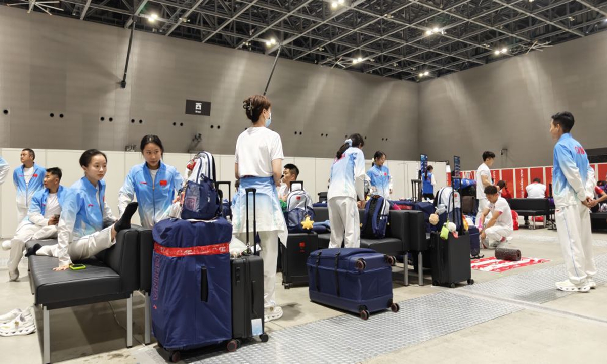 The Chinese gymnastics team is waiting at the Nagoya airport transportation center. Photos: Xinhua News Agency