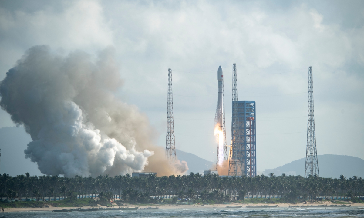 A Long March-12 rocket lifts off at the Hainan commercial spacecraft launch site on September 17, 2026.  Photo: VCG