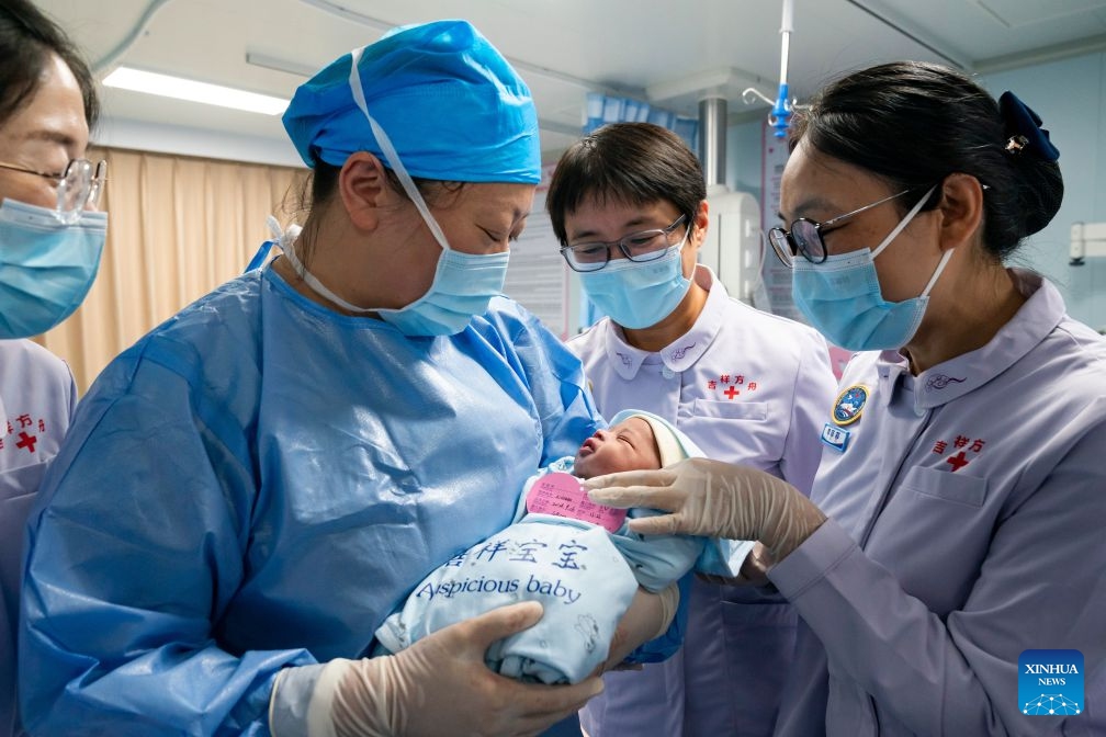 Medical staff members take care of a newborn on the Chinese People's Liberation Army Navy hospital ship Auspicious Ark, docked at the Friendship Port in Nouakchott, Mauritania, on Sept. 16, 2026. A pregnant Mauritanian woman gave birth to a healthy baby boy with the help of Chinese medical staff aboard the Chinese People's Liberation Army Navy hospital ship Auspicious Ark on Wednesday. (Photo: Xinhua)