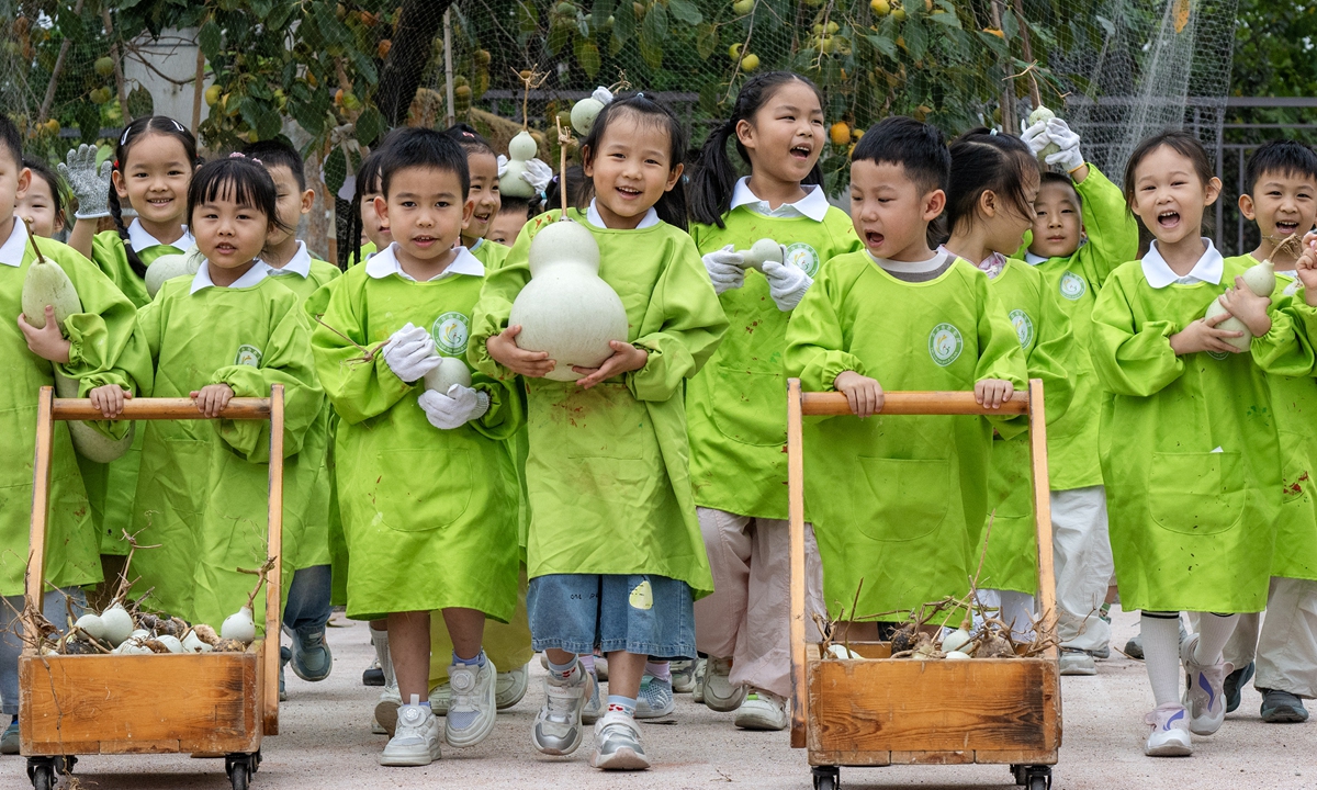 Children carry freshly harvested gourds at a kindergarten in Fanchang district, Wuhu, East China's Anhui Province, on September 17, 2026. Photo: VCG