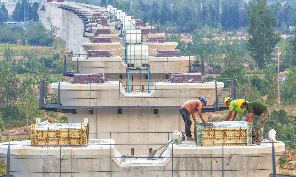 Workers continue construction on the Jinan-Zaozhuang High-Speed Railway in Zaozhuang, East China's Shandong Province, on September 19, 2026. China is advancing major railway projects, with over 2,000 kilometers of new lines set to enter operation in 2026. Photo: VCG