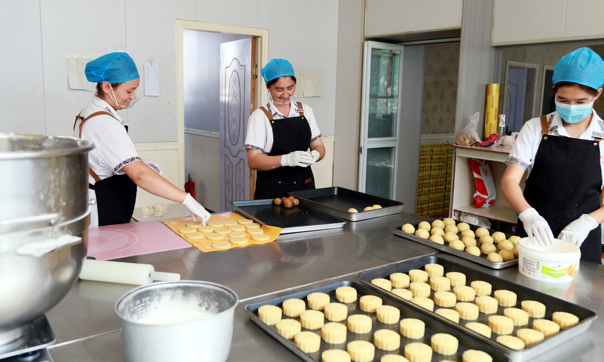 Pastry chefs make mooncakes at the production area of a bakery in Awat county, Aksu prefecture, Northwest China's Xinjiang Uygur Autonomous Region, on September 17, 2026. Photo: VCG