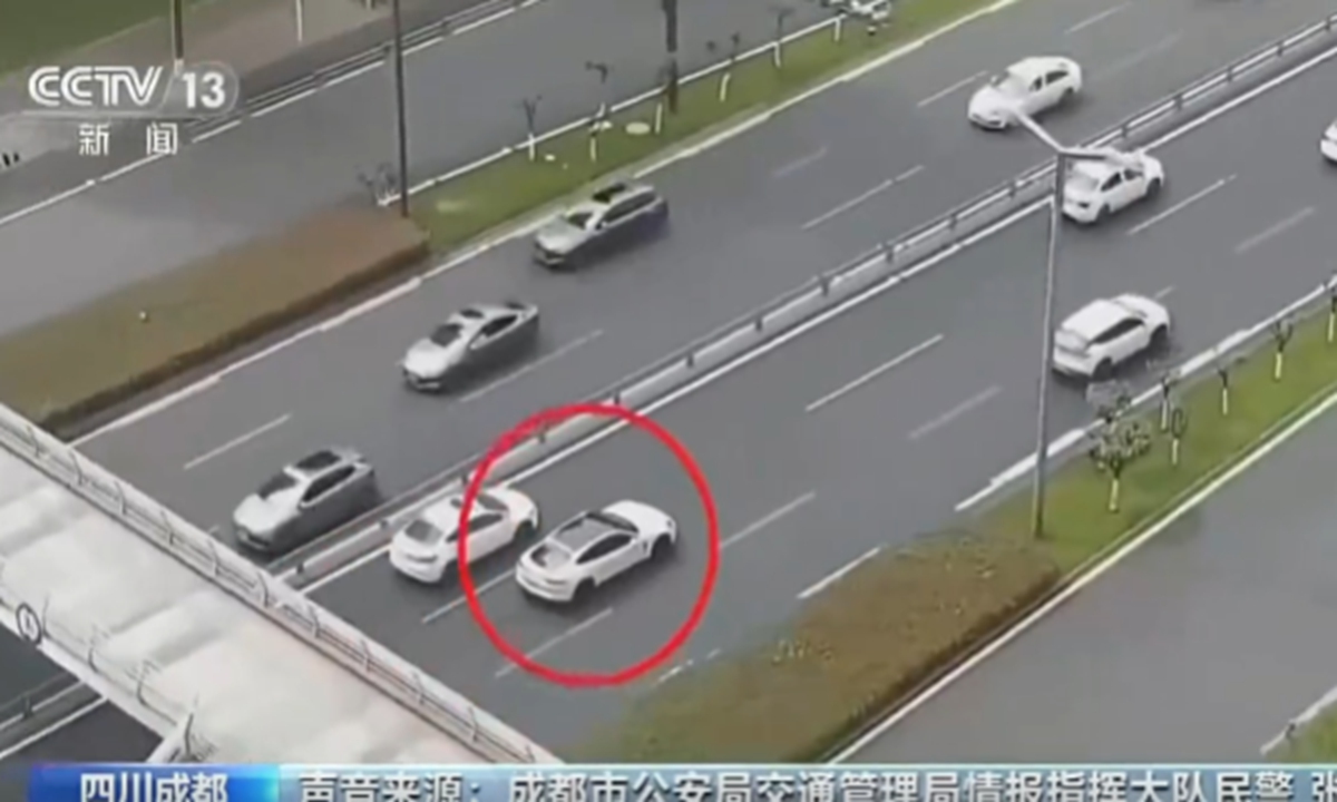 The vehicle circled in red was overtaken 18 times within just 200 meters. Photo: CCTV News
