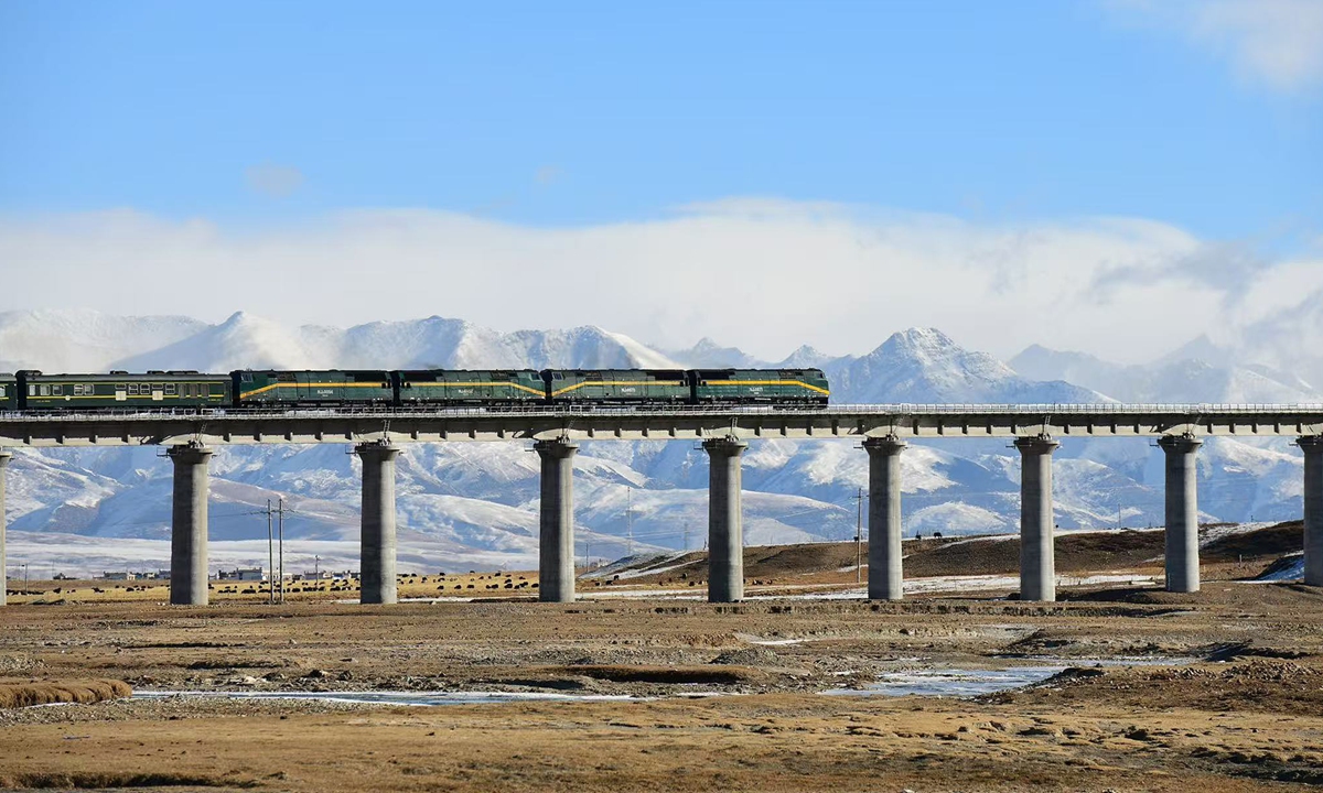 A train crosses a bridge in Damxung County, Southwest China's Xizang Autonomous Region, on July 1, 2026. Photo: VCG