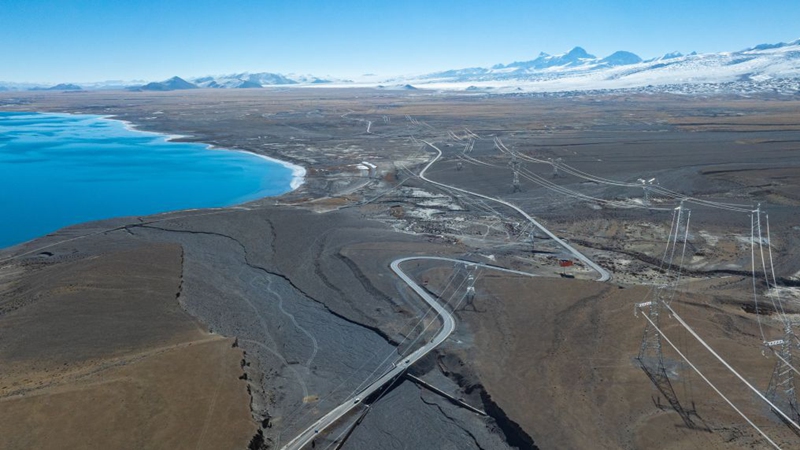 An aerial drone photo taken on Jan. 3, 2026 shows the National Highway 219 (coded G219) near Baiku Lake in Xigaze, southwest China's Xizang Autonomous Region. (Xinhua/Tenzin Nyida)