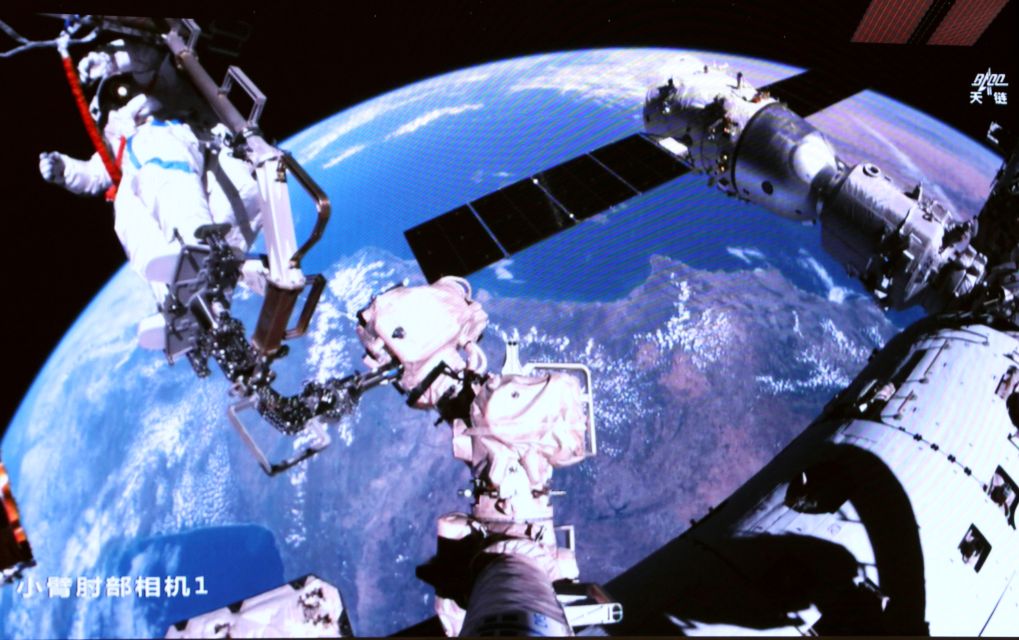 This screen image captured at Beijing Aerospace Control Center on April 16, 2026 shows Shenzhou-21 astronaut Wu Fei performing extravehicular activities outside China's orbiting space station. (Photo by Zhang Fan/Xinhua)