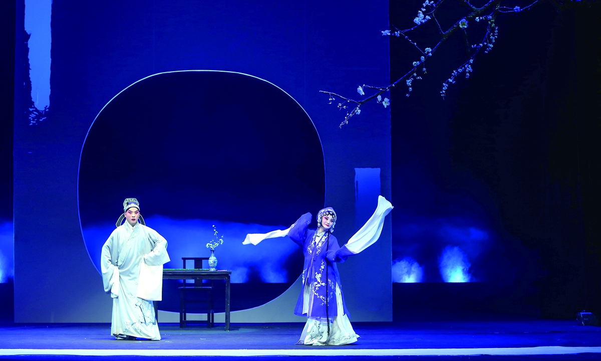 Li Mei (right) performs in a Qinqiang opera in Xi'an. Photo: VCG