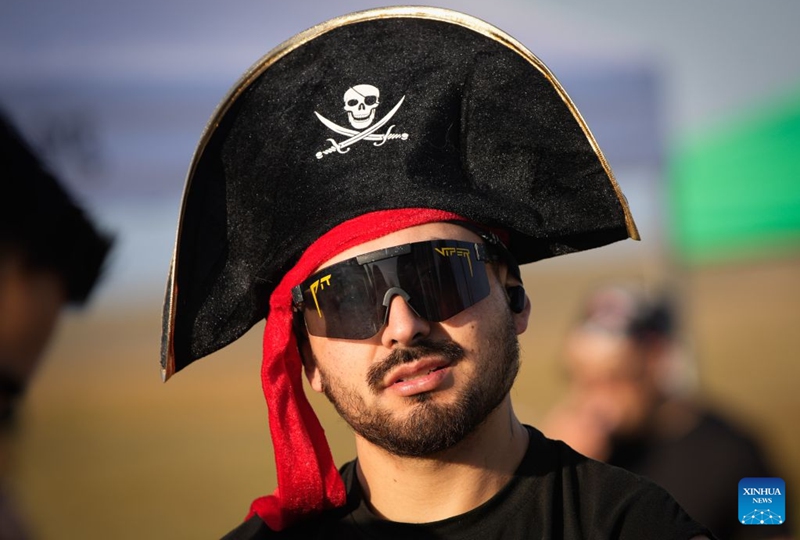 A man dressed in pirate-themed costumes poses for photos during the 2026 Big Pirate Run in Richmond, British Columbia, Canada, Sept. 19, 2026. Runners dressed as pirates took part in the themed event, which featured multiple race distances along trails here on Saturday. (Photo by Liang Sen/Xinhua)