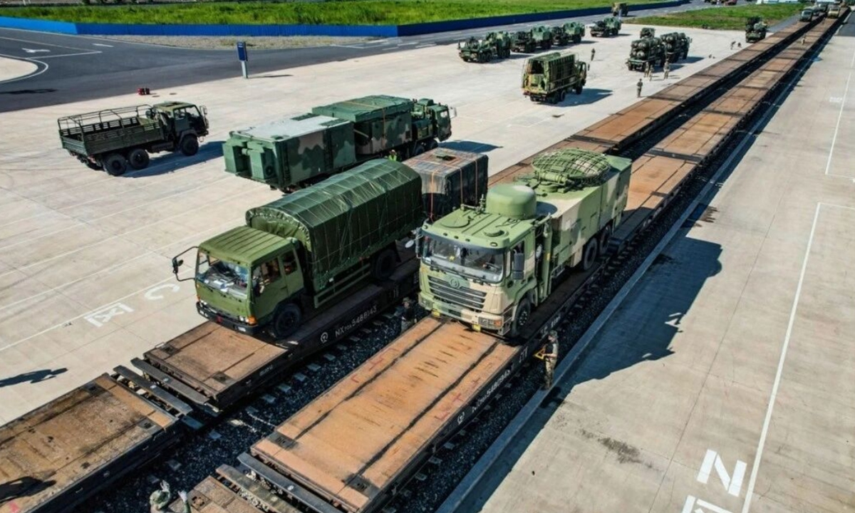 An Air Force unit under the Eastern Theater Command of the Chinese People's Liberation Army loads vehicles onto a transport train before heading to the training area.  Photo: PLA Eastern Theater Command's WeChat account 