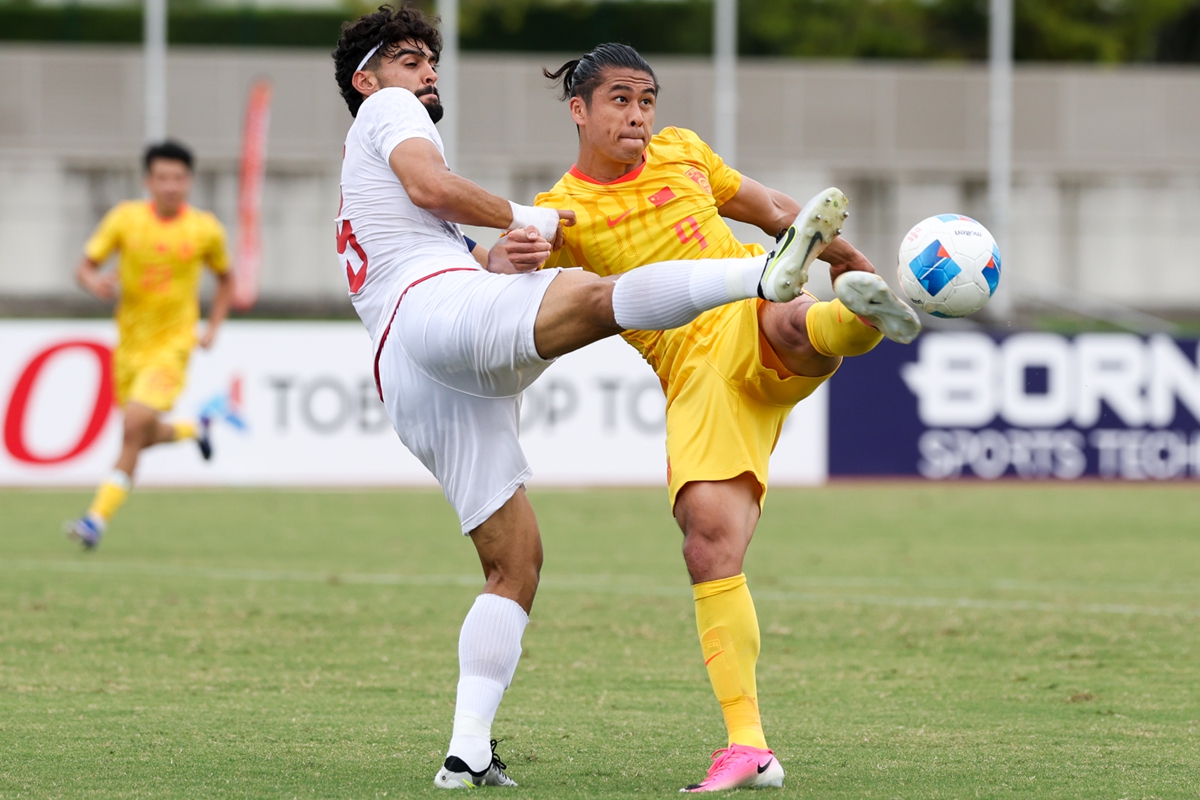 Zhang Yuning (right) of China competes for the ball during the Football Men's Group B between Iran and China on day one of the 20th Asian Games Aichi-Nagoya at Wave Stadium Kariya on September 20, 2026 in Kariya, Aichi, Japan. Photo: VCG