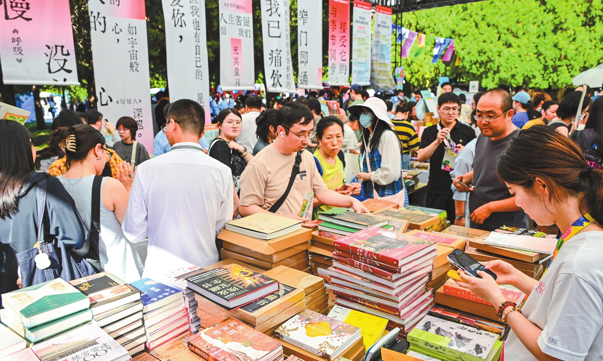 Readers browse for their favorite books at one of the exhibition areas at the 2026 Ditan Book Fair in Beijing on September 21, 2026. Held from September 17 to 27, the book fair spans the Mid-Autumn Festival holidays and features nine themed sections, a record breaker for the event in terms of scale. Photo: VCG
