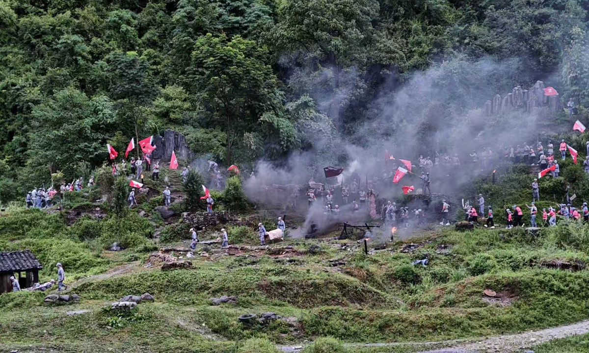 Actors and visitors perform in the immersive live-action production Victory at Loushan Pass at the foot of Loushan Pass in Huichuan District, Zunyi, Southwest China's Guizhou Province. Photos: VCG, Courtesy of Huichuan District Culture and Tourism Bureau