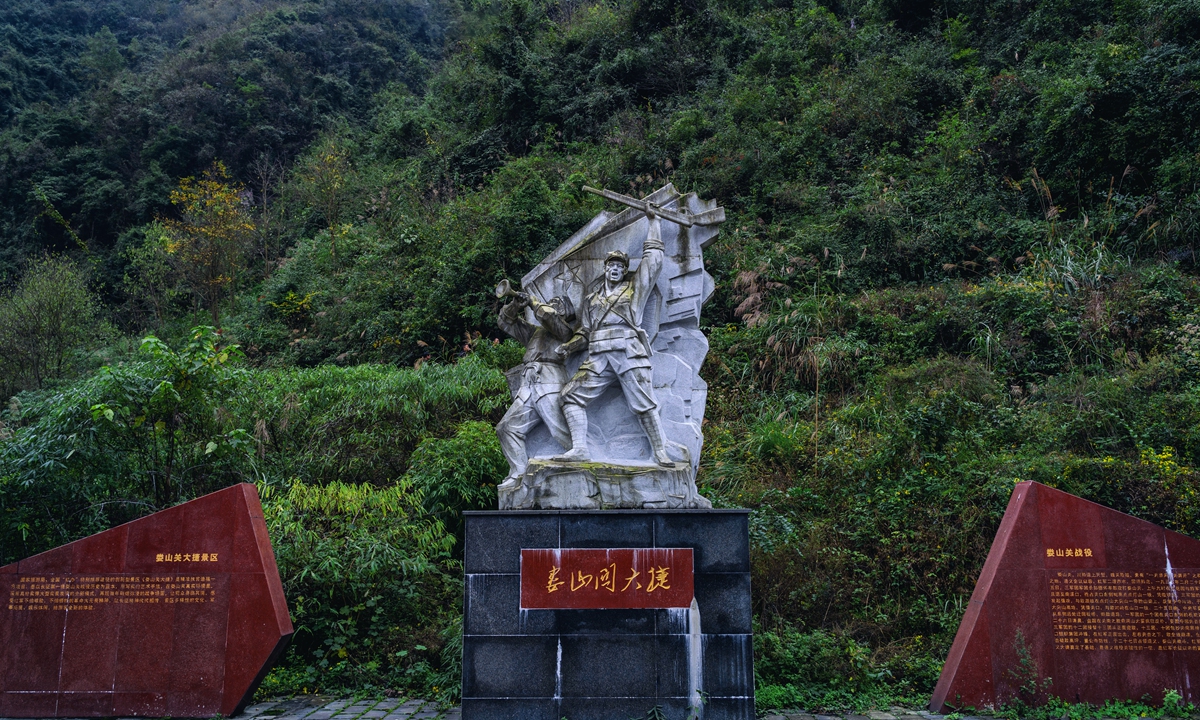 A sculpture commemorating the victory at Loushan Pass
