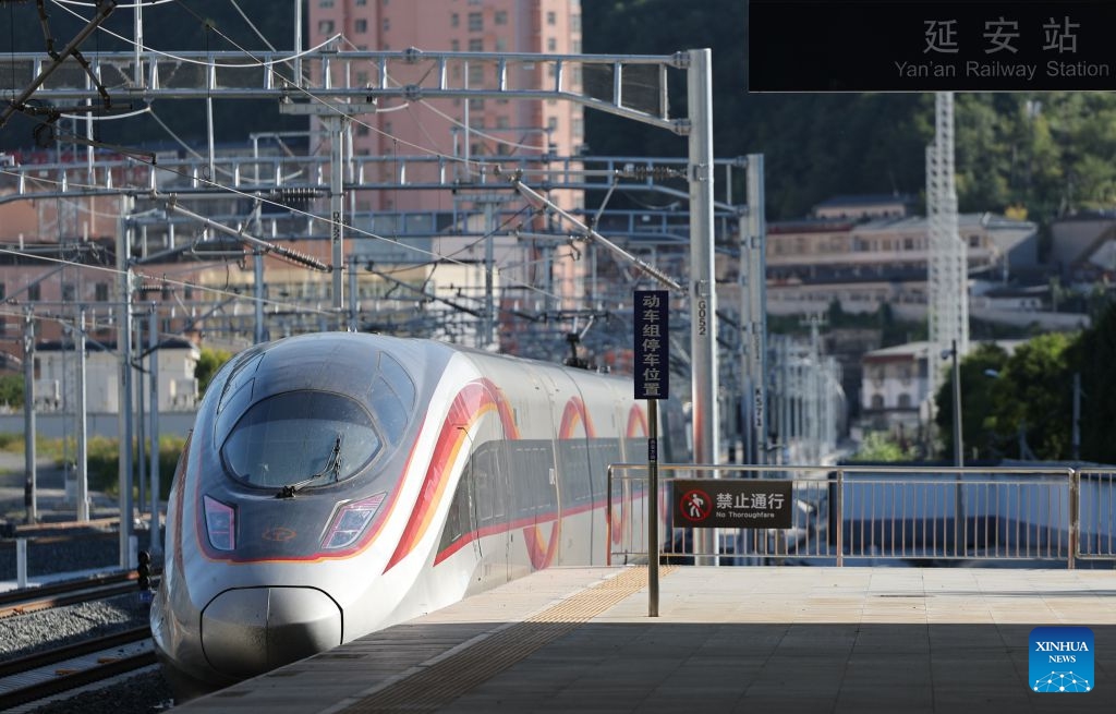 A Fuxing bullet train bound for Yibin, southwest China's Sichuan Province, departs from Yan'an Railway Station in northwest China's Shaanxi Province on Sept. 14, 2026. At the end of 2025, the Xi'an-Yan'an high-speed railway began operation, formally integrating Yan'an into the national high-speed rail network. The railway has boosted tourism in Yan'an, which welcomed over 50 million domestic and international tourists in 2025.
Once a revolutionary base, Yan'an has evolved into a city that is increasingly attractive as a place to live, work, and visit. (Xinhua/Li Yibo)
