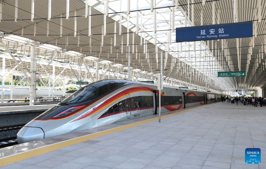 A Fuxing bullet train arrives at Yan'an Railway Station of the Xi'an-Yan'an high-speed railway in northwest China's Shaanxi Province on Sept. 14, 2026. At the end of 2025, the Xi'an-Yan'an high-speed railway began operation, formally integrating Yan'an into the national high-speed rail network. The railway has boosted tourism in Yan'an, which welcomed over 50 million domestic and international tourists in 2025.
Once a revolutionary base, Yan'an has evolved into a city that is increasingly attractive as a place to live, work, and visit. (Xinhua/Li Yibo)