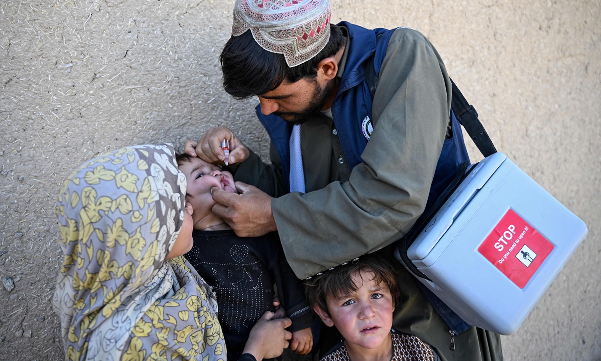 An Afghan health worker administers polio vaccine drops to a child during a campaign at Kajpaz village in Afghanistan's Zabul province on September 22, 2026. Photo: VCG