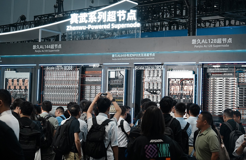 Attendees visit Alibaba Cloud's Zhenwu series supernode at the 2026 Alibaba Cloud Apsara Conference in Hangzhou, East China's Zhejiang Province on September 22, 2026. Photo: VCG
