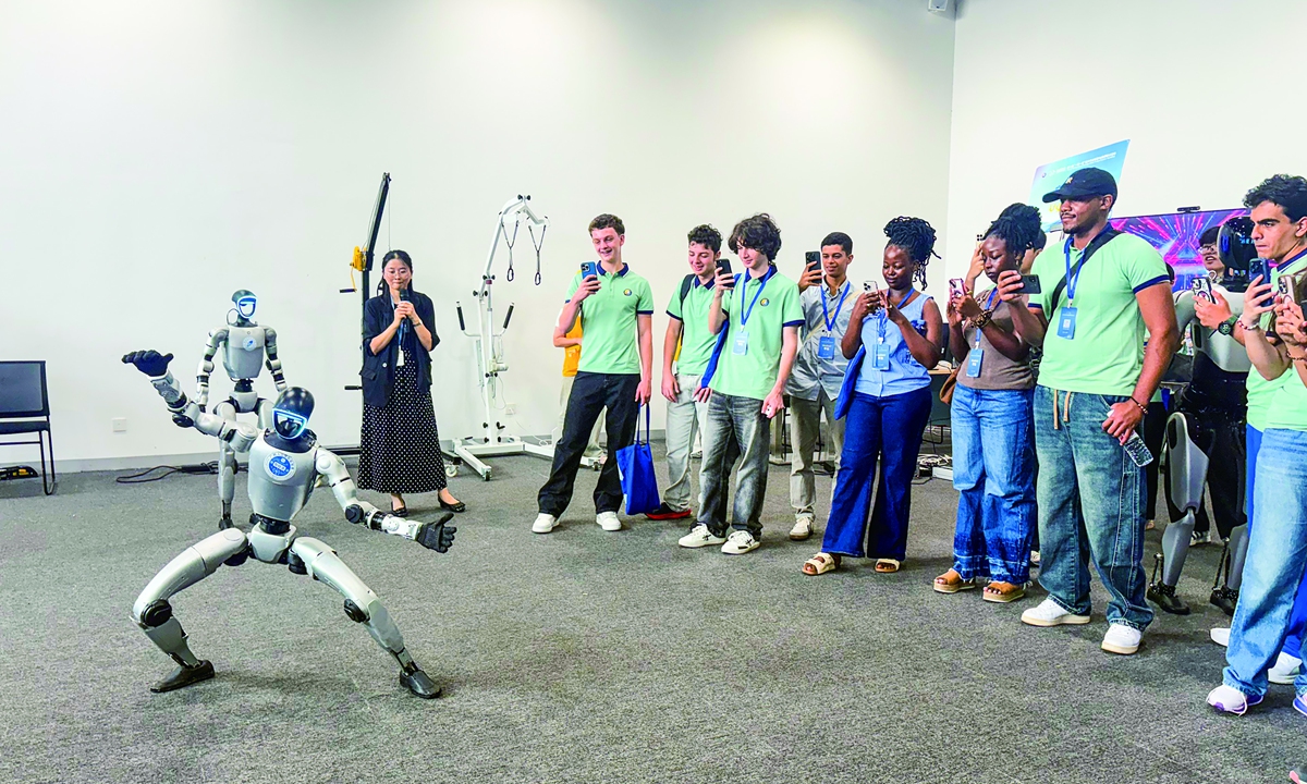 Foreign students watch a humanoid robot perform kung fu in Nanning, South China's Guangxi Zhuang Autonomous Region, on September 21, 2026. Photo: Li Hang/GT