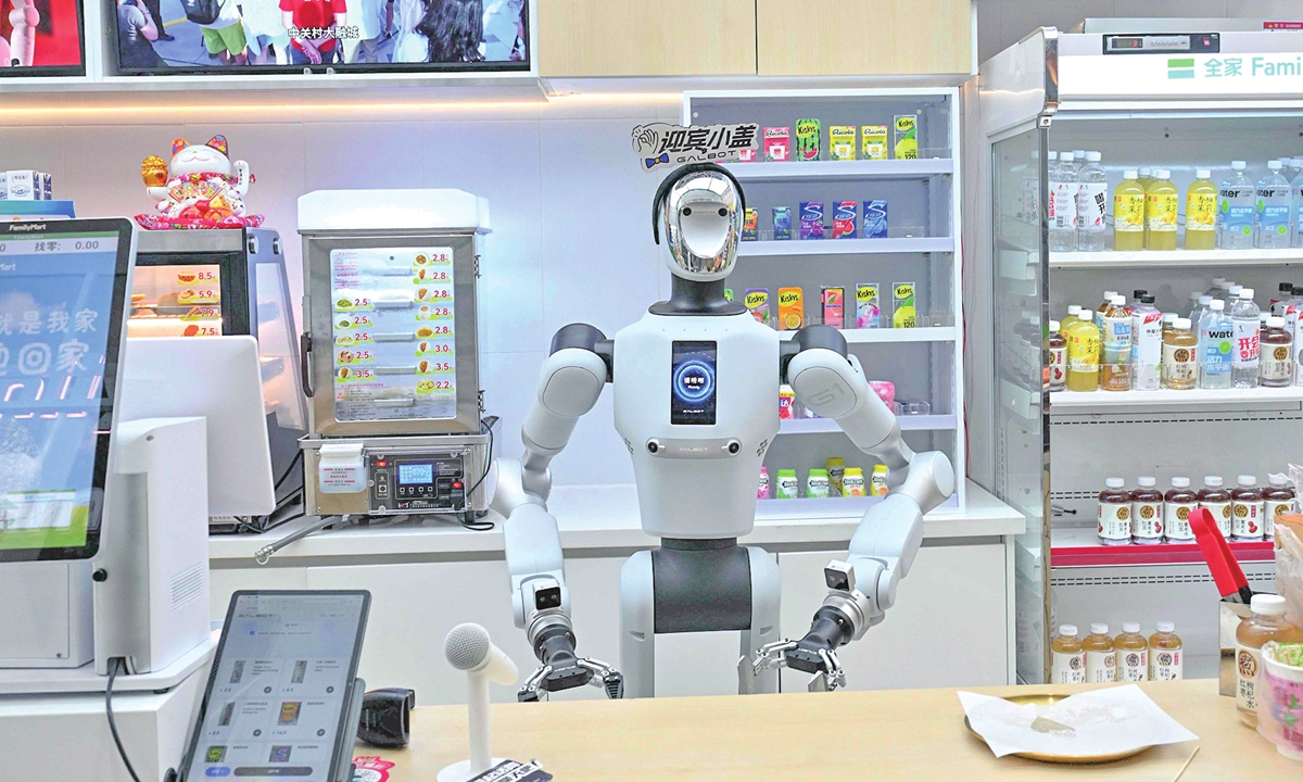 A humanoid robot waits to serve customers at a mini market in Beijing on September 22, 2026. According to the National Development and Reform Commission, Beijing's service robot production increased 2.3-fold year-on-year in the first half of 2026. Photo: VCG