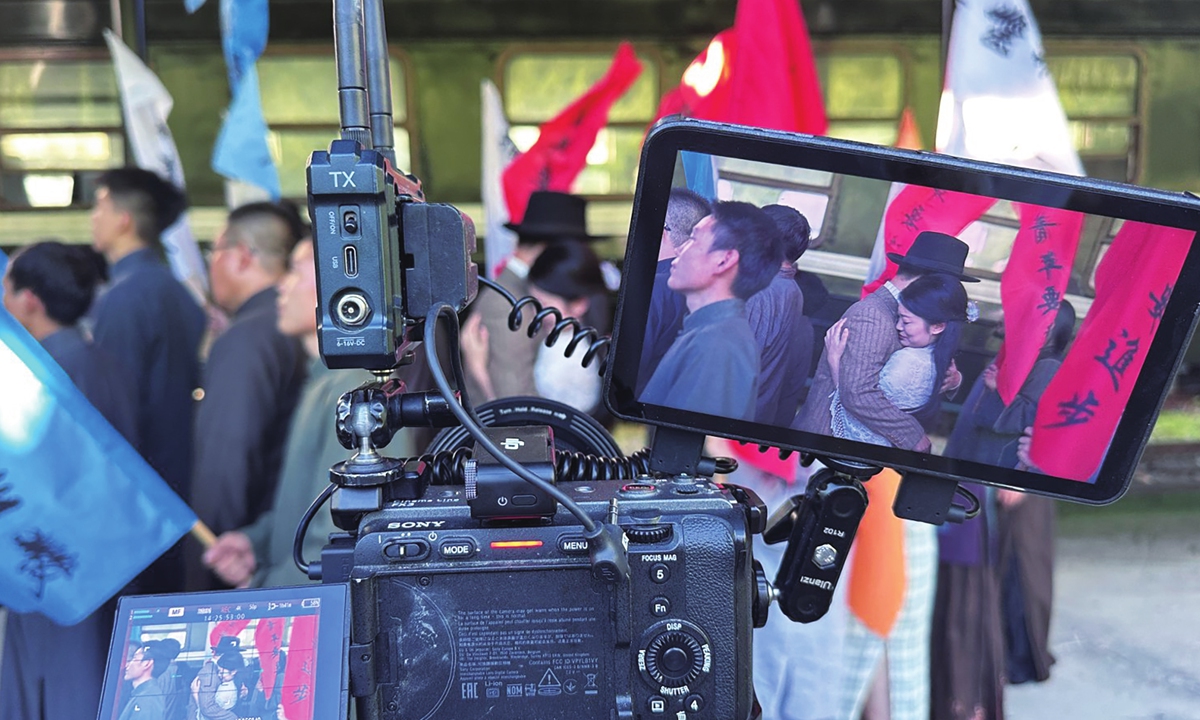 Haojiahuo films A Letter to My Wife, a story from a Chinese-language textbook.
