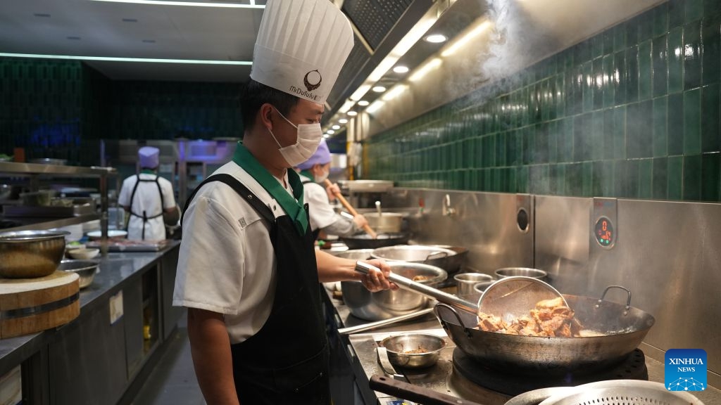 A chef cooks beef at a morning tea restaurant in Wuzhong, northwest China's Ningxia Hui Autonomous Region, Sept. 21, 2026. Nestled along the banks of the Yellow River, Wuzhong has cultivated a unique culinary culture through centuries of trade and cultural exchange.(Xinhua/Liu Hai)