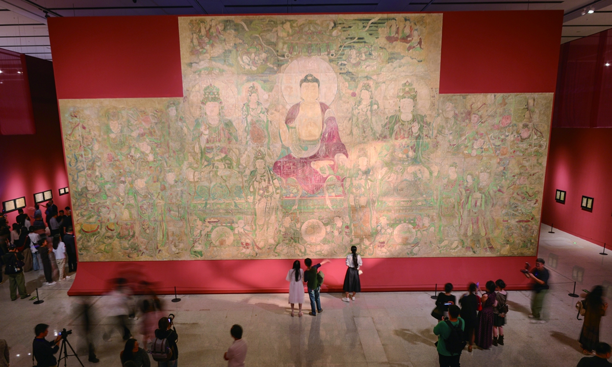 The mural replica, Buddha of Medicine Bhaishajyaguru (Yaoshi fo), displayed in the hall of the Chinese Traditional Culture Museum in Beijing on September 24 2006. Photo:Li Hao/GT