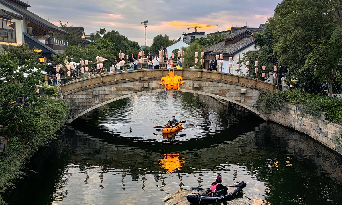 Residents visit water-themed Mid-Autumn Festival displays at Panlong Tiandi in Shanghai on September 20, 2026. The site features nine lantern-viewing spots. Photo: VCG