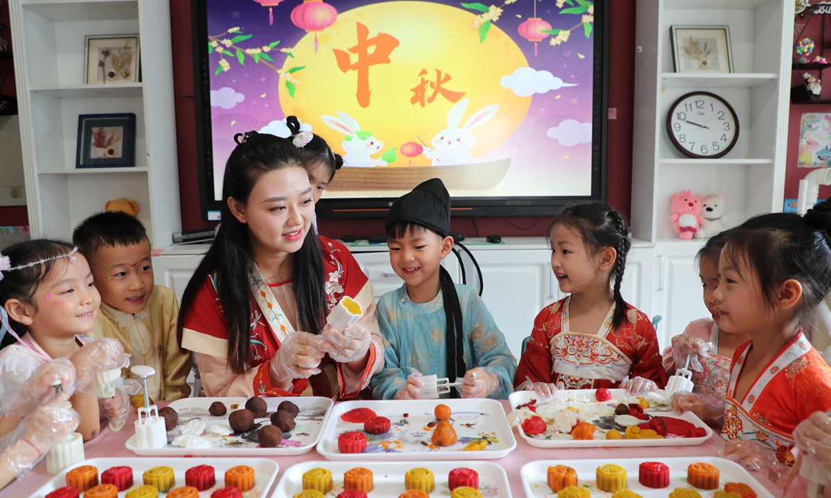Teachers and children make mooncakes together at the food education workshop of Dongying Experimental Kindergarten in Dongying, East China's Shandong Province, on September 21, 2026. Photo: VCG