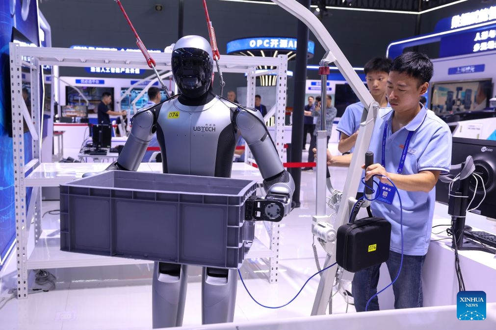 A staff member operates a humanoid robot to carry goods at the China International Digital Economy Expo 2026 in Shijiazhuang, north China's Hebei Province, Sept. 23, 2026. The China International Digital Economy Expo 2026 opened on Wednesday at the International Convention and Exhibition Center in Shijiazhuang. The three-day expo features four major sections including themed exhibitions, industry exchanges, professional competitions and digital-themed activities. (Photo: Xinhua)