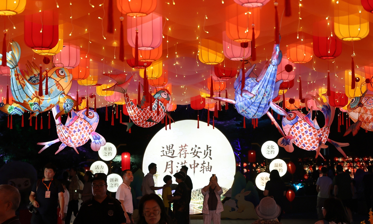 People admire lanterns at a Mid-Autumn Festival fair in Chaoyang district, Beijing, on September 17, 2026. Photo: IC