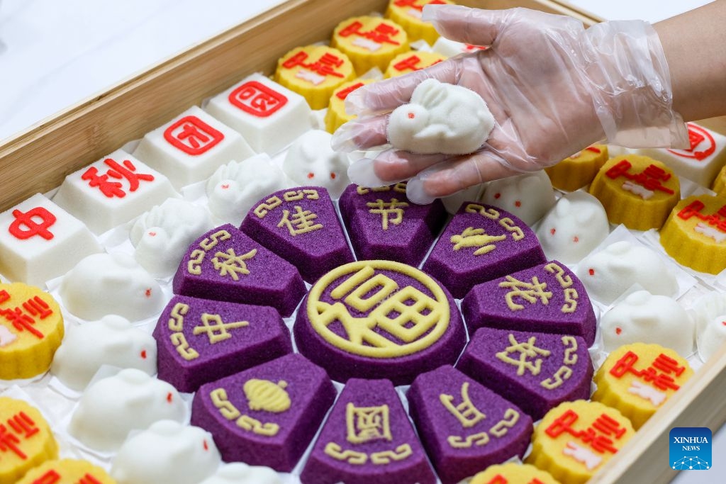 A cake maker displays a rabbit-shaped Huizhou rice cake in Shuanglong Village of Xiuning County, Huangshan City, east China's Anhui Province, Sept. 17, 2026. (Photo by Shi Yalei/Xinhua)