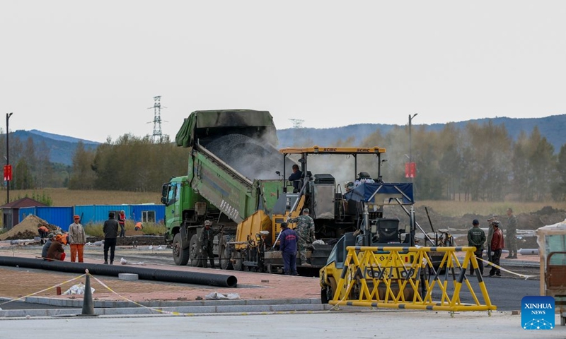 Workers operate machineries to lay pavement at the square in front of Yichunxi Railway Station in Yichun, northeast China's Heilongjiang Province, Sept. 22, 2026. As the Harbin-Yichun high-speed railway, China's northernmost high-speed railway, enters the final countdown to opening, workers are carrying out intensive training, emergency drills, equipment inspections and surveying to ensure its safe operation.
With a designed speed of 250 kilometers per hour, the 318-km line will slash travel time between Harbin and Yichun from about seven hours to just two hours once it becomes operational. Photo: Xinhua