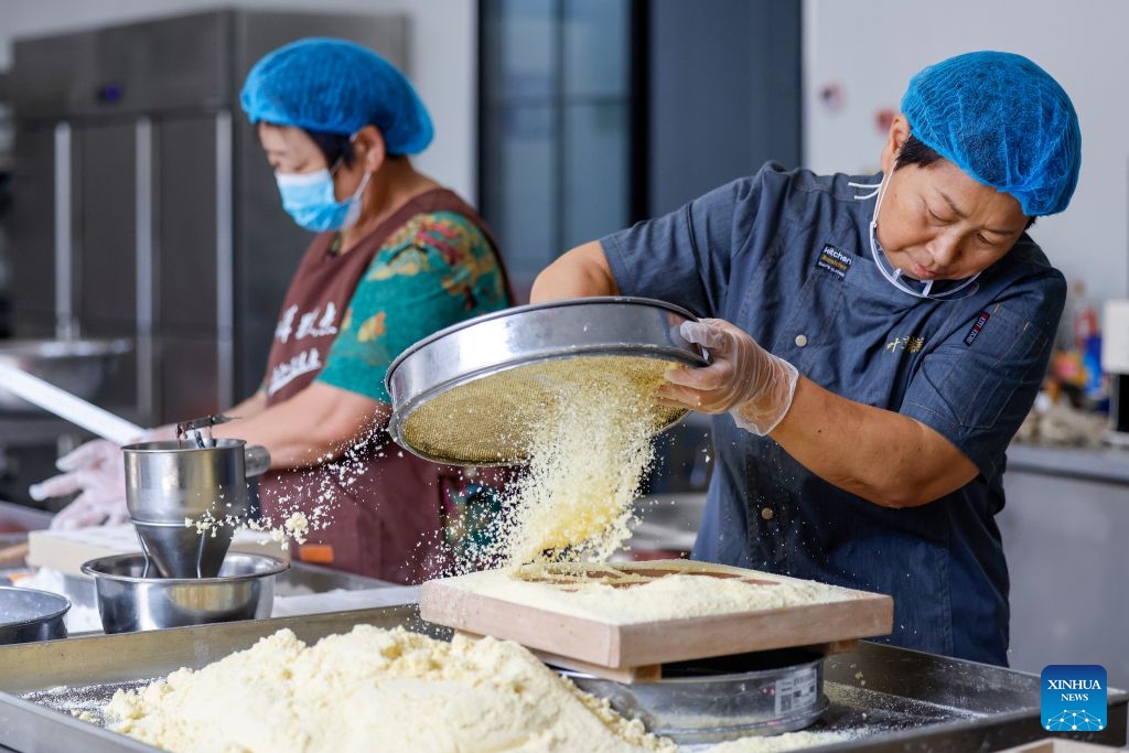 A cake maker arranges the hand-made Huizhou rice cakes in Shuanglong Village of Xiuning County, Huangshan City, east China's Anhui Province, Sept. 17, 2026. (Photo by Shi Yalei/Xinhua)