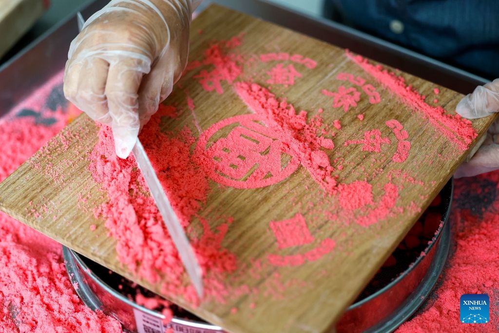 A cake maker makes Huizhou rice cakes in Shuanglong Village of Xiuning County, Huangshan City, east China's Anhui Province, Sept. 17, 2026. (Photo by Shi Yalei/Xinhua)